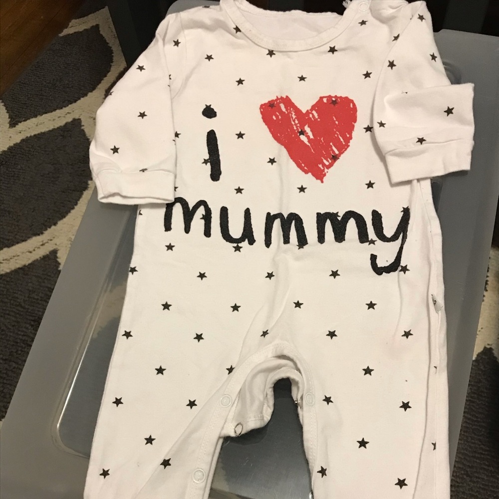 Baby onesie siz 3 months clean worn once.
